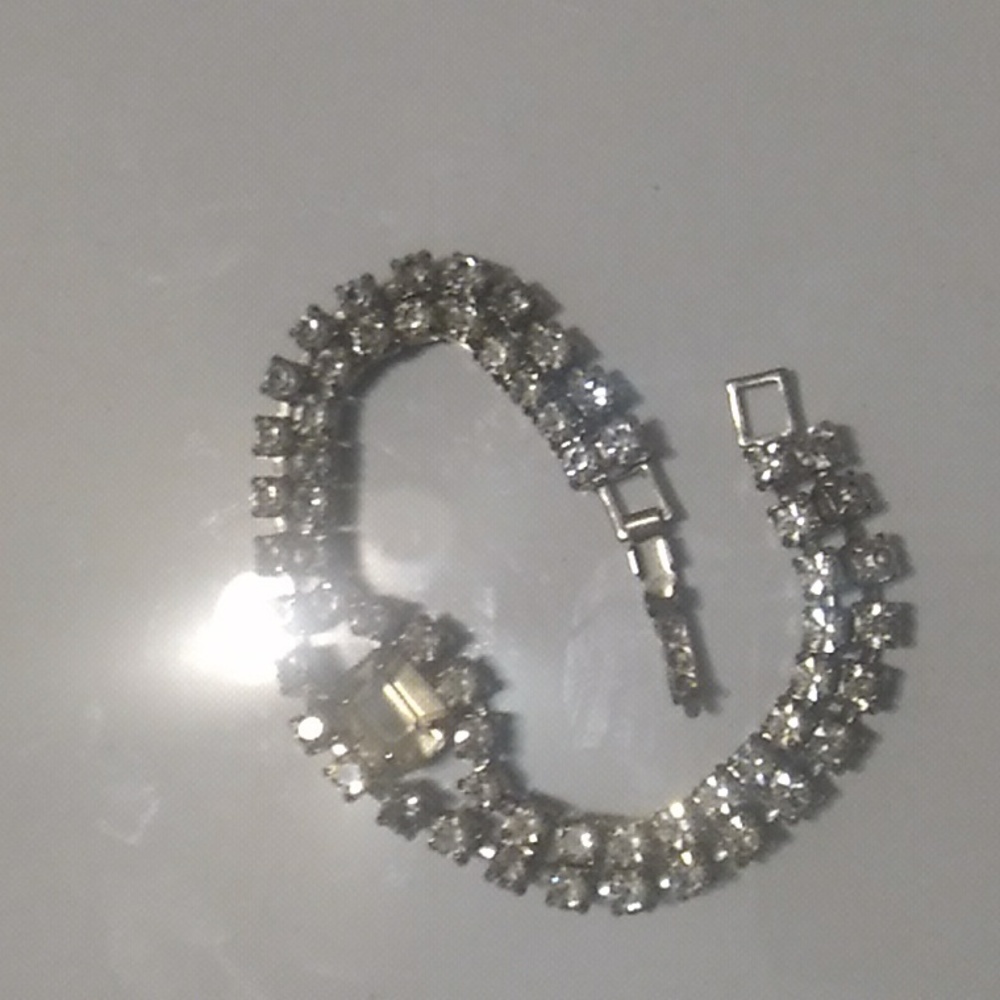 Rhinestone Bracelet Unique Setting - Picture 4 of 5
